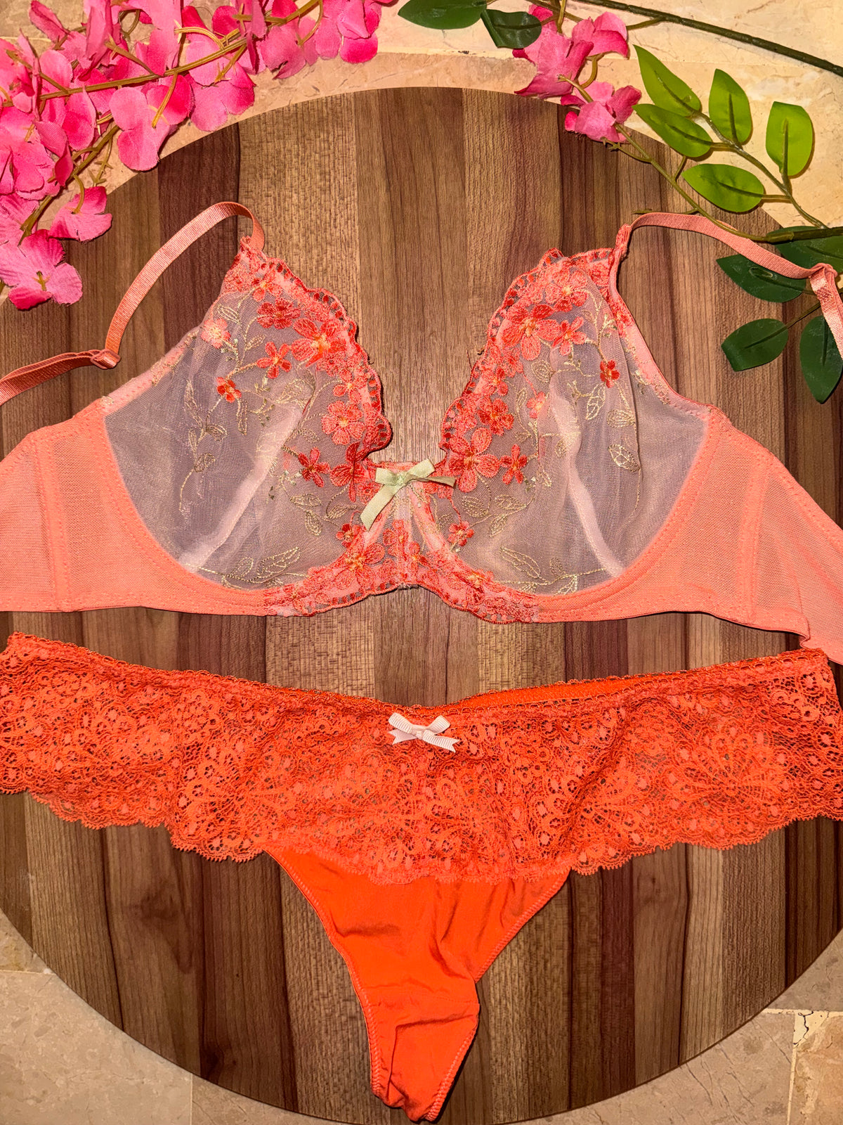 Pretty embroidered set 34D