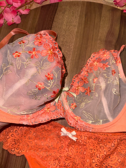 Pretty embroidered set 34D