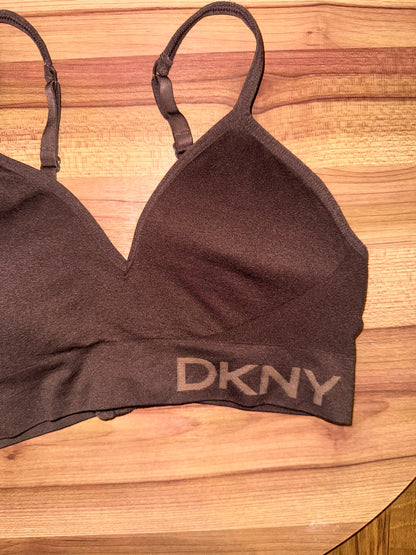 Branded sports bra medium ( will fit small)